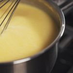 Preparazione della crema nella pentola