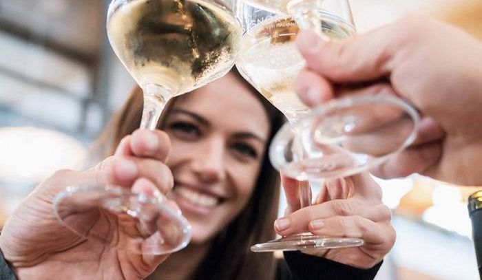 8 marzo: donna acquista il vino-novità, l'uomo etichetta top