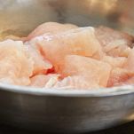 Filetto di pesce crudo a cubetti