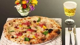 Pizza Primavera con tonno Mare Aperto, pomodorini e mozzarella