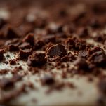 cioccolato grattugiato sul rettangolo di pane