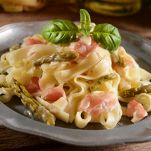 Pasta con asparagi e speck