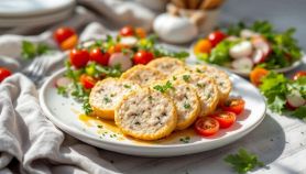 polpettone di tonnoaffettato sul piatto.