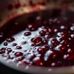 vino rosso nel tegame a fuoco alto