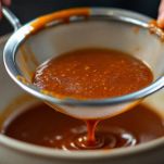 salsa al vino rosso al colino per togliere i grumi