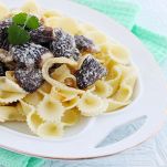 Tagliatelle con spugnole e asparagi