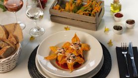 Fiori di zucca ripieni al forno con tonno Mare Aperto, ricotta e capperi