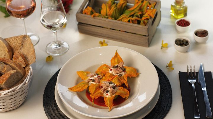 Fiori di zucca ripieni al forno con tonno Mare Aperto, ricotta e capperi
