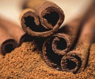 Ingredienti straordinari dalle proprietà salutari, le stecche di cannella trovano impiego in svariate ricette. Scopriamole