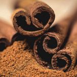 Ingredienti straordinari dalle proprietà salutari, le stecche di cannella trovano impiego in svariate ricette. Scopriamole