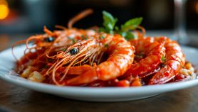 impiattamento dei gamberoni al guazzetto con basilico fresco