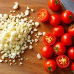 aglio e pomodori ciliegia sul tagliere