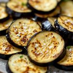 melanzane tagliate a fette cosparse con sale