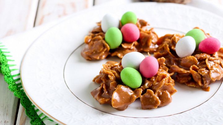 Nidi di cioccolato con ovetti