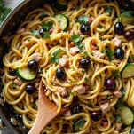 L'aggiunta del condimento e del tonno