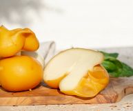 La provola affumicata è un formaggio poco stagionato e dal sapore intenso: scopriamo quali sono le sue proprietà nutrizionali e come utilizzarlo in cucina