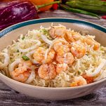 Grande ciotola di ceramica con insalata di riso ai frutti di mare