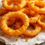 cipolle fritte su carta assorbente