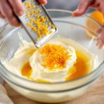 Grattugiate la scorza dell'arancia e mettetela in una ciotola insieme al mascarpone