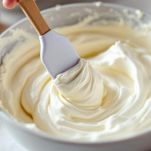 Unite delicatamente la panna montata al composto di mascarpone