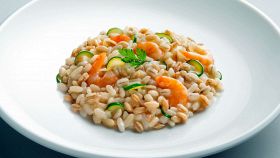 Insalata di farro con zucchine e gamberetti