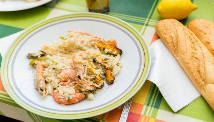 Gustoso piatto di insalata di riso ai frutti di mare
