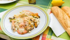Gustoso piatto di insalata di riso ai frutti di mare