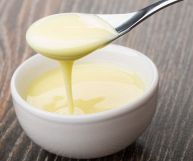 Il latte condensato, con la sua cremosità, è ottimo per preparare deliziosi dolci e non solo: ecco le sue proprietà nutrizionali e i suoi usi in cucina