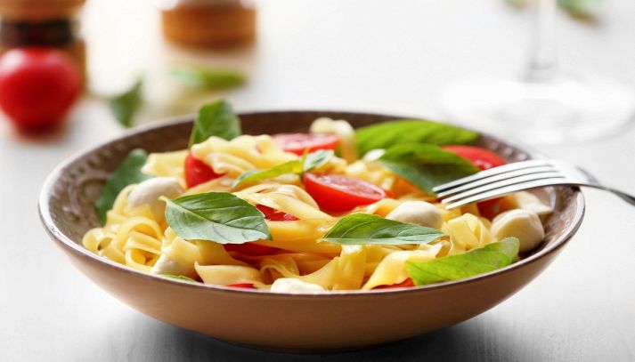 Pasta fredda al pomodoro e mozzarella