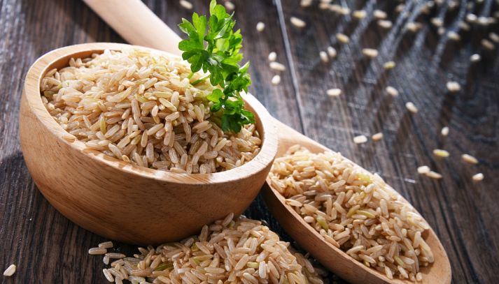 Il riso integrale è un alimento completo, ricco di proprietà nutrizionali importanti per l'organismo: ecco quali sono tutti i suoi benefici e come usarlo