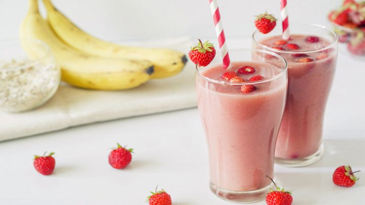 Smoothie alla banana, fragole e latte di mandorla