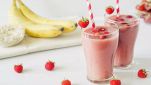 Smoothie alla banana, fragole e latte di mandorla