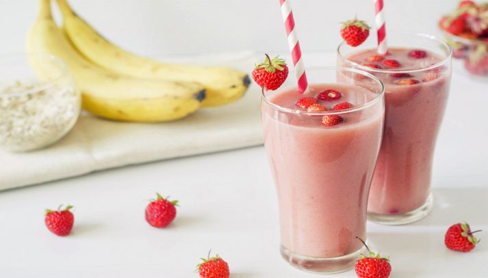 Smoothie alla banana, fragole e latte di mandorla