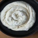 Torta salata a forma di spirale cruda
