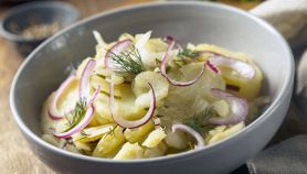 Insalata di patate e cipolle rosse con l'aceto