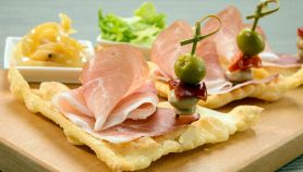 Quadretti di gnocco fritto con prosciutto crudo