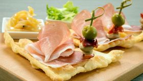 Quadretti di gnocco fritto con prosciutto crudo