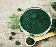 La spirulina in polvere è un'alga dal bellissimo colore verde con riflessi blu: ecco quali sono le sue proprietà nutrizionali e come si usa in cucina