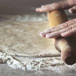 Stendere l’impasto della torta salata