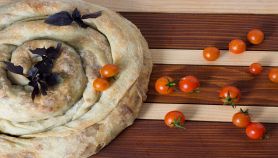 Tavolo con torta salata di olive e acciughe