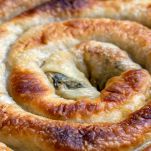 Torta salata a forma di spirale appena sfornata