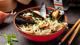 Ricetta Zuppa di cozze Nieddittas al curry verde e noodles