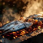 pesce e spiedini sulla griglia