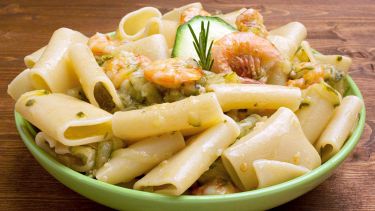 Piatto di paccheri con crema di zucchine e gamberetti