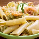 Piatto di paccheri con crema di zucchine e gamberetti