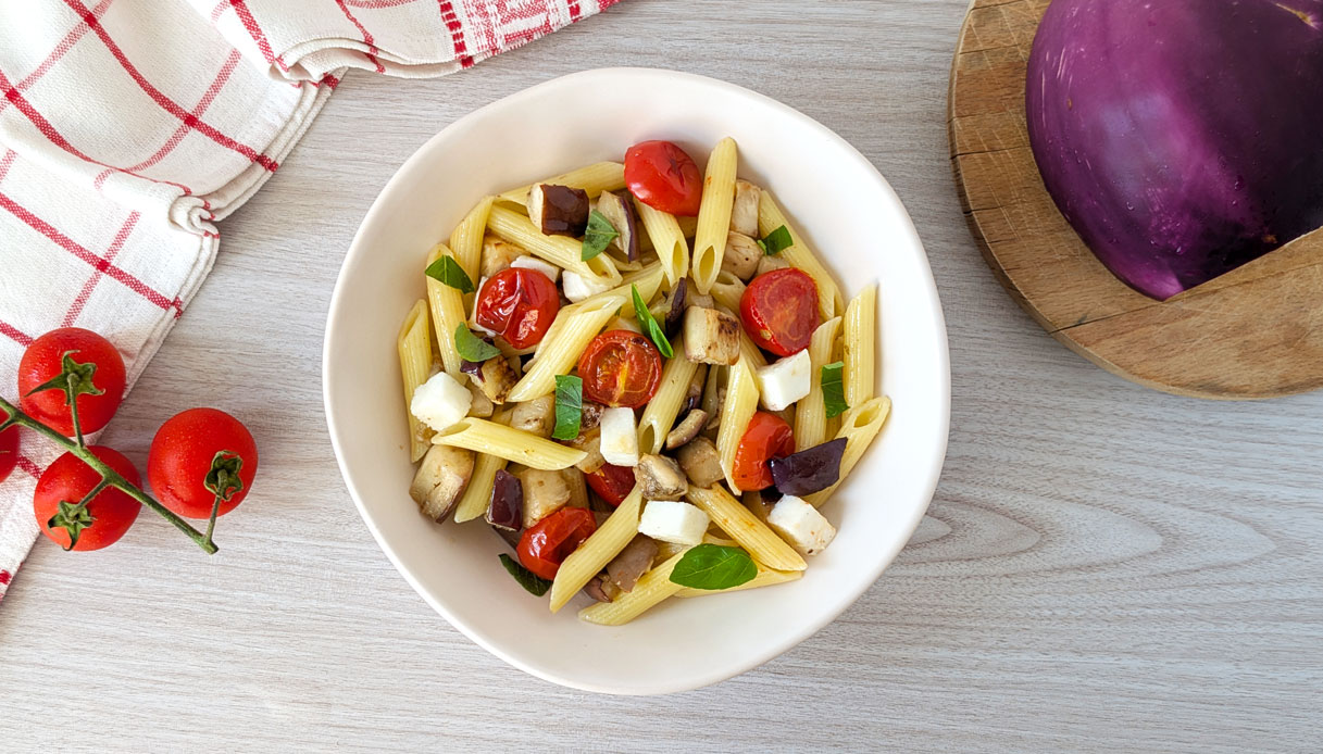 Insalata di pasta fredda con melanzane