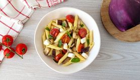 Insalata di pasta fredda con melanzane