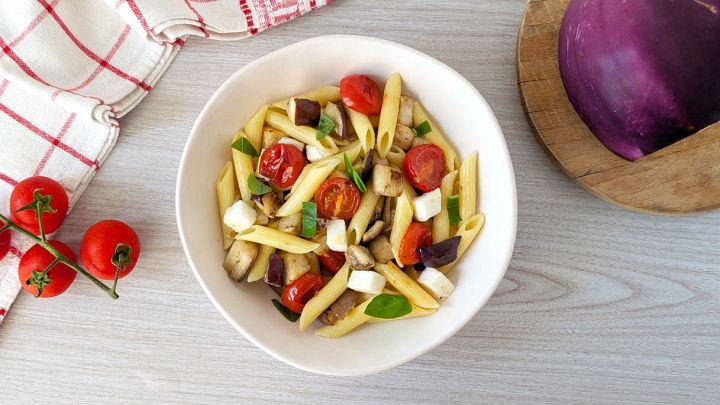 Insalata di pasta fredda con melanzane