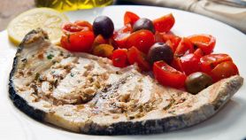 Pesce spada in padella con pomodorini e olive nere