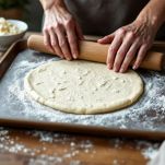 focaccia di stracchino nella teglia da mettere in forno